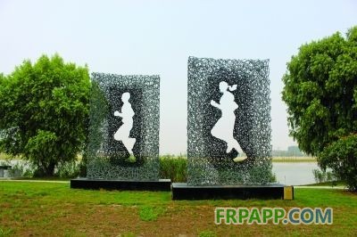 這個(gè)雕塑叫做“奔向明天”。 李強(qiáng) 攝