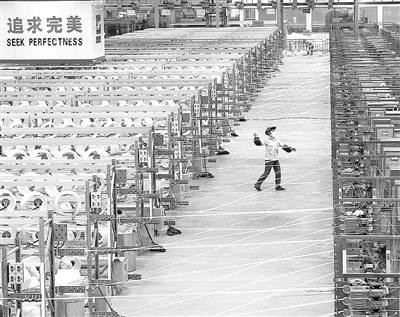 圖為九江巨石集團生產線。 本報記者 劉 興攝