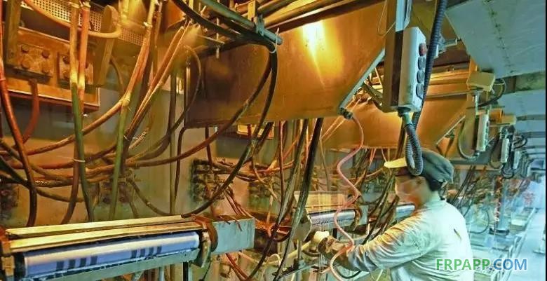 　　近日，由四川富潤(rùn)企業(yè)重組投資有限責(zé)任公司旗下四川省玻纖集團(tuán)有限公司（簡(jiǎn)稱“四川玻纖”）自主研發(fā)，自主投資建設(shè)的全球首個(gè)玄武巖連續(xù)纖維池窯中試項(xiàng)目在四川省德陽(yáng)市羅江區(qū)成功點(diǎn)火。該項(xiàng)目總投資9000萬(wàn)元，項(xiàng)目點(diǎn)火運(yùn)行成功后，四川玻纖將成為世界第一家采用池窯方式生產(chǎn)玄武巖纖維的企業(yè)。 　　玄武巖連續(xù)纖維是以天然的火山噴出巖為原料，在1450℃～1500℃熔融后，經(jīng)鉑銠合金漏板高速拉絲而形成的連續(xù)纖維，具有熱傳導(dǎo)系數(shù)低、水泥相容性好、介電系數(shù)高、吸音系數(shù)高、耐溫性佳（-269℃～700℃）、抗氧化、抗輻射、過(guò)濾性好、抗壓縮強(qiáng)度和剪切強(qiáng)度高等特點(diǎn)，廣泛運(yùn)用于國(guó)防軍工、交通運(yùn)輸、車船制造、電子信息、航空航天等各個(gè)領(lǐng)域，被國(guó)家視為戰(zhàn)略性新興產(chǎn)業(yè)，也被四川列為四大高端新型成長(zhǎng)型產(chǎn)業(yè)之一。 　　近年來(lái)，四川玻纖先后組建13個(gè)實(shí)驗(yàn)室致力于玄武巖纖維研發(fā)，前后攻克玄武巖纖維生產(chǎn)領(lǐng)域數(shù)十個(gè)技術(shù)難題，研發(fā)出一整套池窯生產(chǎn)連續(xù)玄武巖纖維的生產(chǎn)工藝，徹底改變傳統(tǒng)玄武巖纖維生產(chǎn)技術(shù)成本高、產(chǎn)能低、品質(zhì)不穩(wěn)定的問(wèn)題。目前，該公司已申報(bào)發(fā)明專利8項(xiàng)，實(shí)用新型專利8項(xiàng)，企業(yè)專有技術(shù)11項(xiàng)，深加工后續(xù)專利仍在持續(xù)申報(bào)。