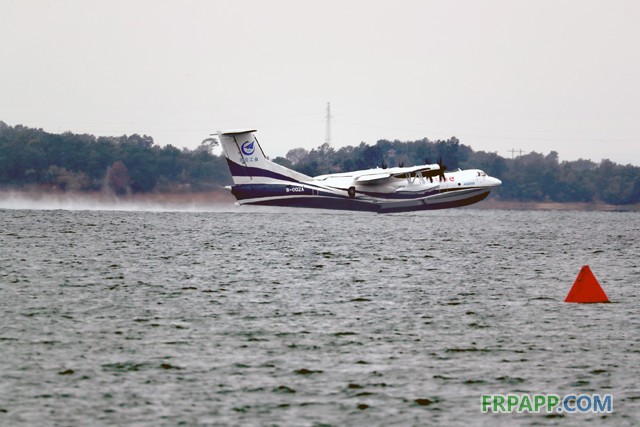 8時51分，由機長趙生、副駕駛陳明、機械師魏鵬和監(jiān)控觀察員孫康寧組成的首飛機組，按預定科目，駕駛著AG600劃開深藍色的湖面，英姿颯爽，身后留下一條波光粼粼的水痕。加速、機頭昂起……AG600宛如一條東方巨龍從水面踏浪而起，直插云霄。   ?AG600水上起飛瞬間  9時05分，飛機像一只靈動的沙鷗，平穩(wěn)地貼著水面滑行、輕盈入水，濺起歡快的水花。觀眾席響起了熱烈的掌聲。   ?AG600著水瞬間  伴隨著《歌唱祖國》的動人旋律，AG600飛機通過氣勢恢弘的水門回到主席臺前。機長趙生報告順利完成首次水上起降科研試飛任務(wù)！9時18分，AG600水上首飛圓滿成功！這是繼2017年12月24日AG600成功實現(xiàn)陸上首飛后又一歷史性時刻。   ?AG600著水瞬間  工業(yè)和信息化部部長苗圩，湖北省副省長曹廣晶，工業(yè)和信息化部副部長辛國斌，科技部秘書長苗少波，國家國防科技工業(yè)局副局長田玉龍，中國民航局總工程師殷時軍，大飛機專項專家組組長、院士張彥仲，國家應(yīng)急管理部森林消防局副司令員閆鵬，陸軍裝備部副部長陳郁虹，空軍裝備部副部長宮繼宏，荊門市委書記張愛國，中國航發(fā)副總經(jīng)理王之林，中國商飛副總經(jīng)理周新民，航空工業(yè)董事長、黨組書記譚瑞松等領(lǐng)導出席儀式。   ?AG600入水瞬間  中央軍民融合辦、國家發(fā)展改革委、科技部、工信部、財政部、交通運輸部、應(yīng)急部、國資委、國防科工局、林草局、民航局等政府部門及有關(guān)單位，湖北、廣東省等地方政府，軍委裝備發(fā)展部、陸軍、海軍、空軍、武警部隊等軍方機構(gòu)，航空工業(yè)老領(lǐng)導，中國商飛、中國航發(fā)、中電科等兄弟單位，高校，金融機構(gòu)，防火、救援、海監(jiān)、海事、海洋執(zhí)法等用戶代表，AG600飛機項目參研、參試單位的領(lǐng)導和代表參加了首飛儀式。